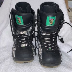 Snowboard boots camo
